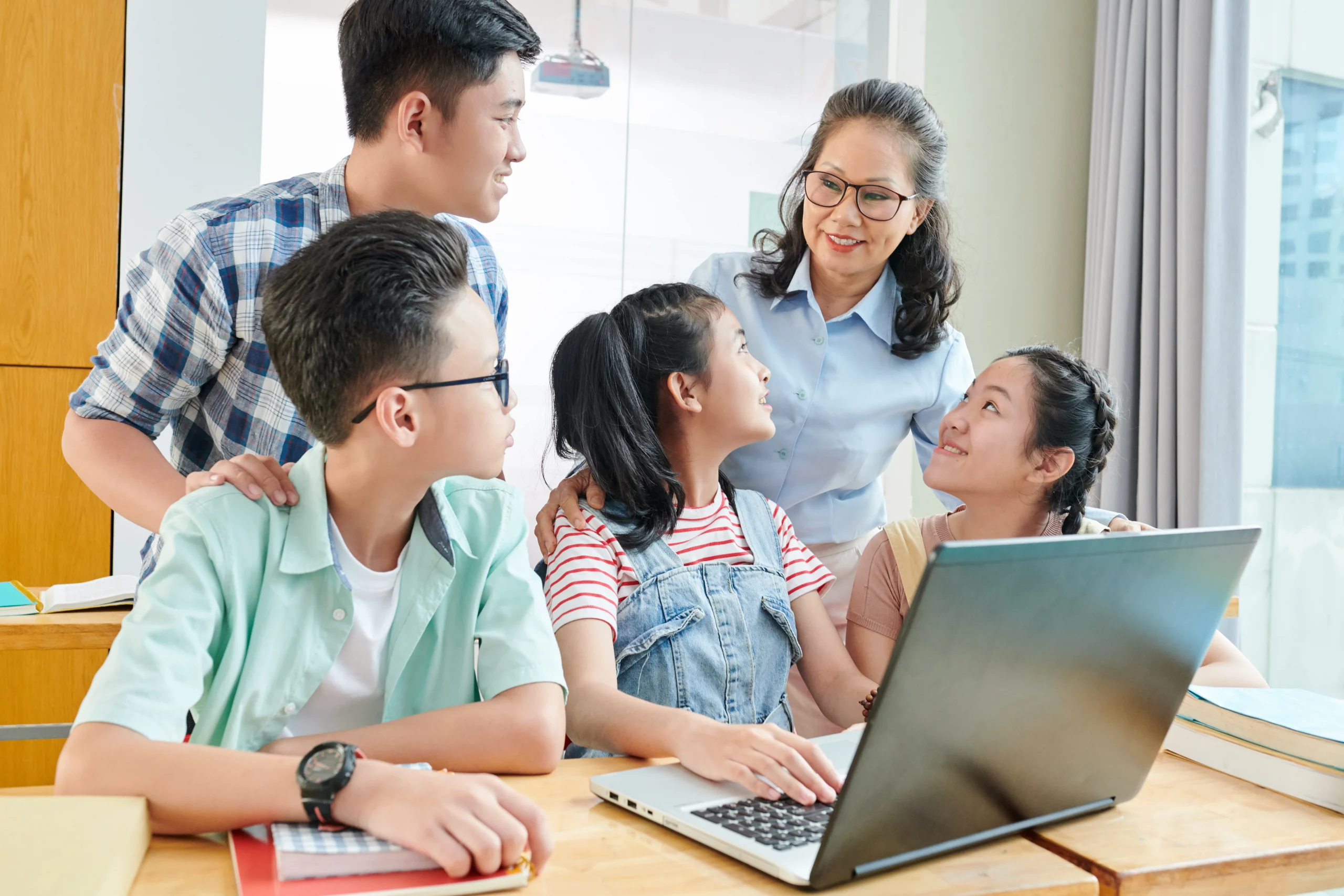 Étudiants et enseignants discutant du programme informatique