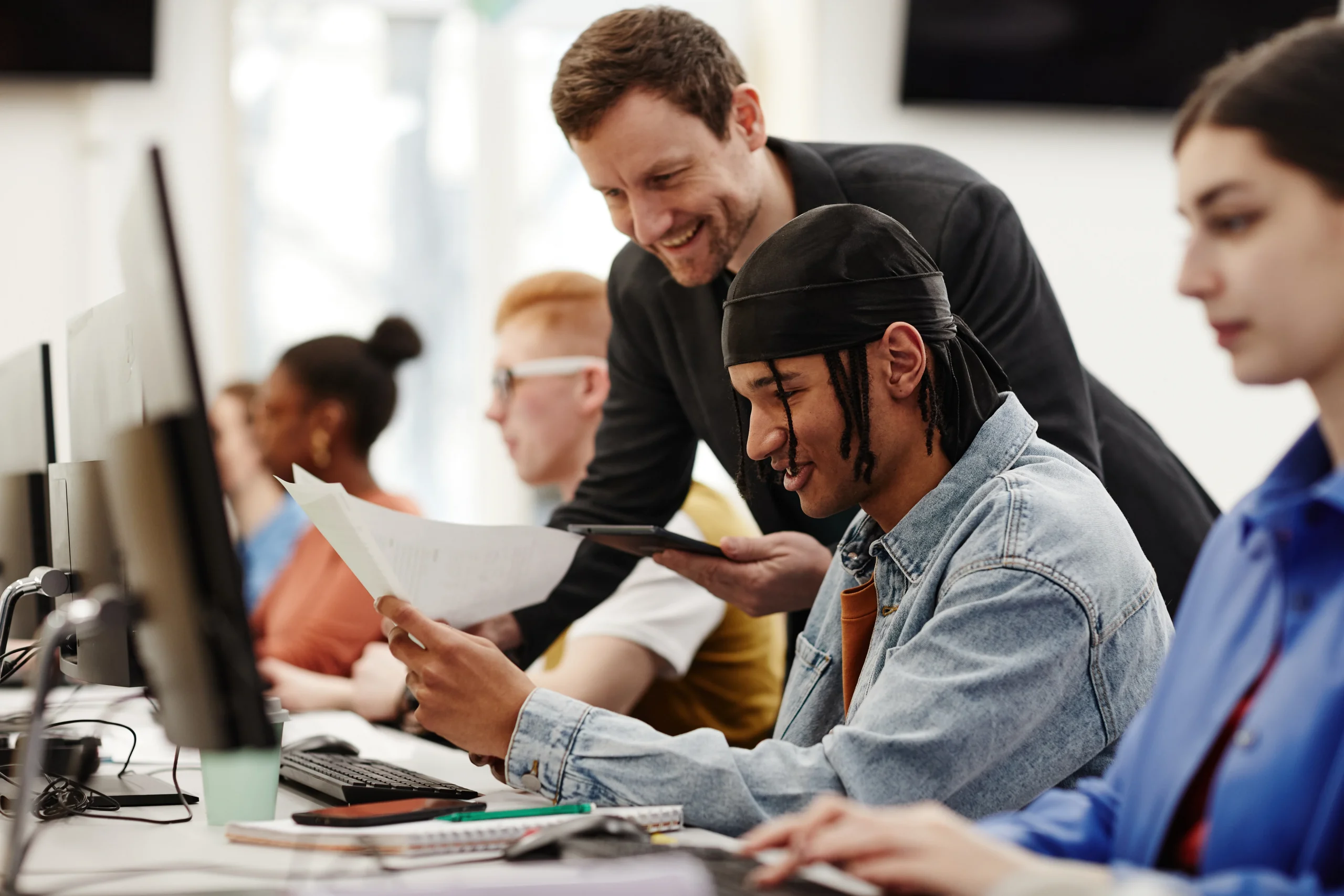 Étudiants souriants en laboratoire informatique