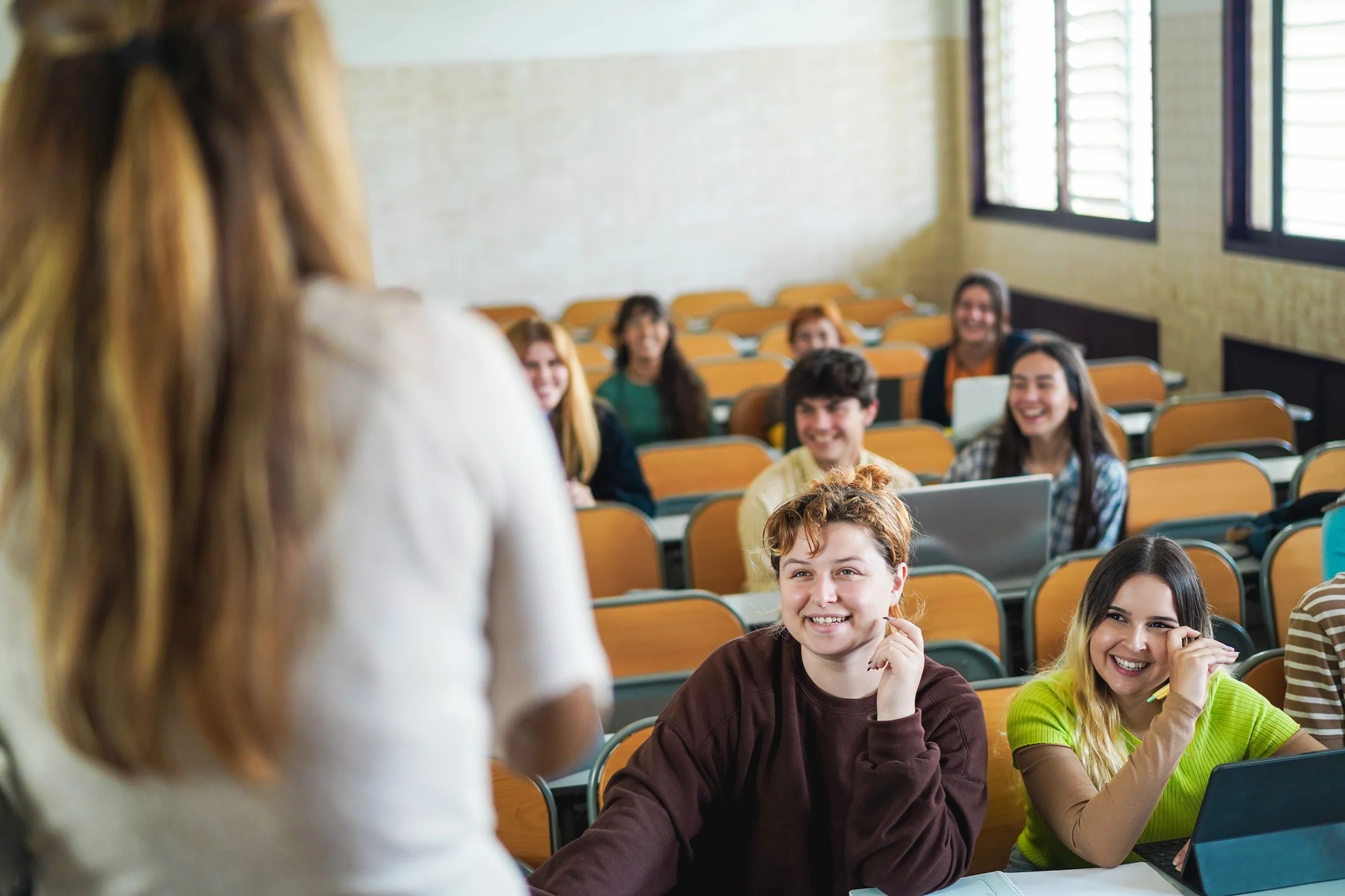 Professeur adulte travaillant avec des élèves en classe à l'école ou à l'université